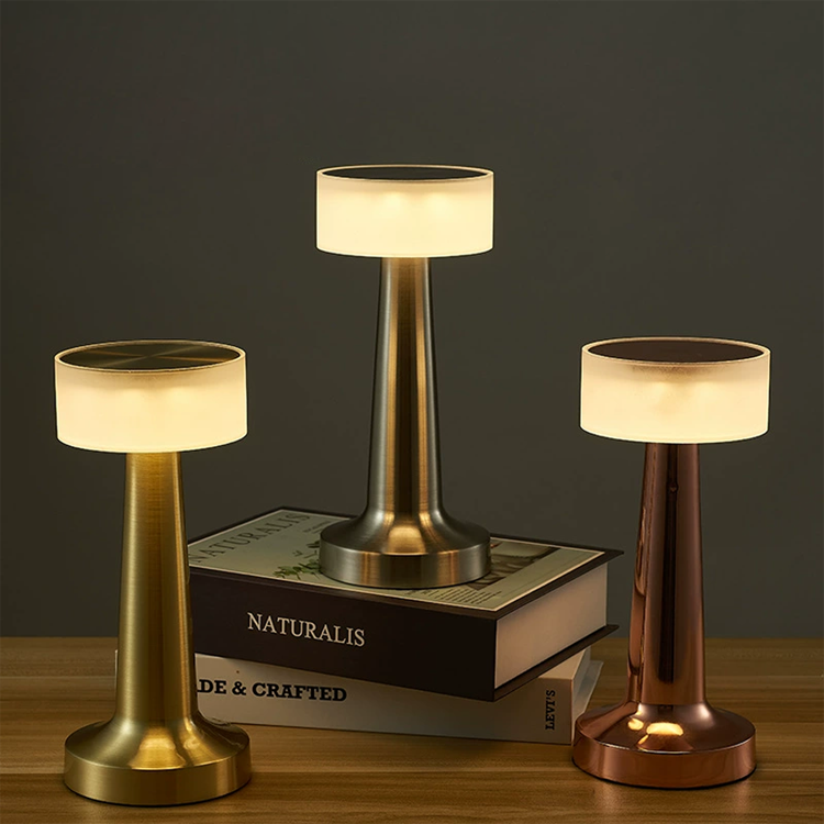 مصباح مكتبي LED بتصميم بسيط